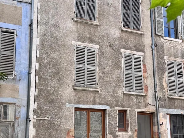 Ardes-sur-Couze - Maison de bourg composée de deux logements, idéale pour un investissement ou un pr