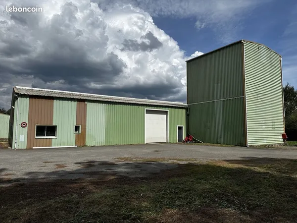 ENTREPÔT 900 m2 sur terrain de 4 à 5500 m2 à 1mn de la RN 165 axe Vannes-Lorient