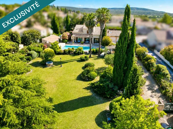 Propriété rare: composée de deux maisons au coeur d'un splendide jardin paysagé