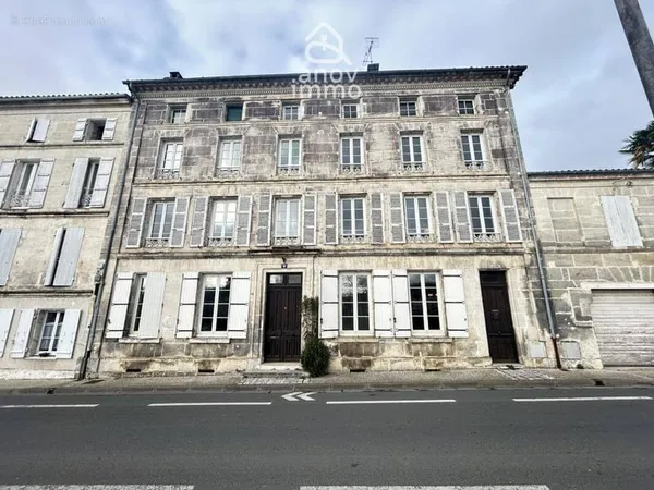 Jarnac centre, a vendre grande maison de ville sur les bords
