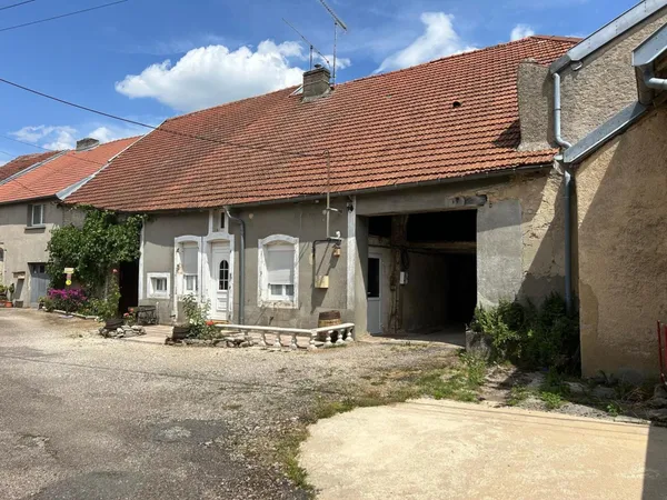 maison rénovée, à la campagne avec deux chambres,garages et jardin
