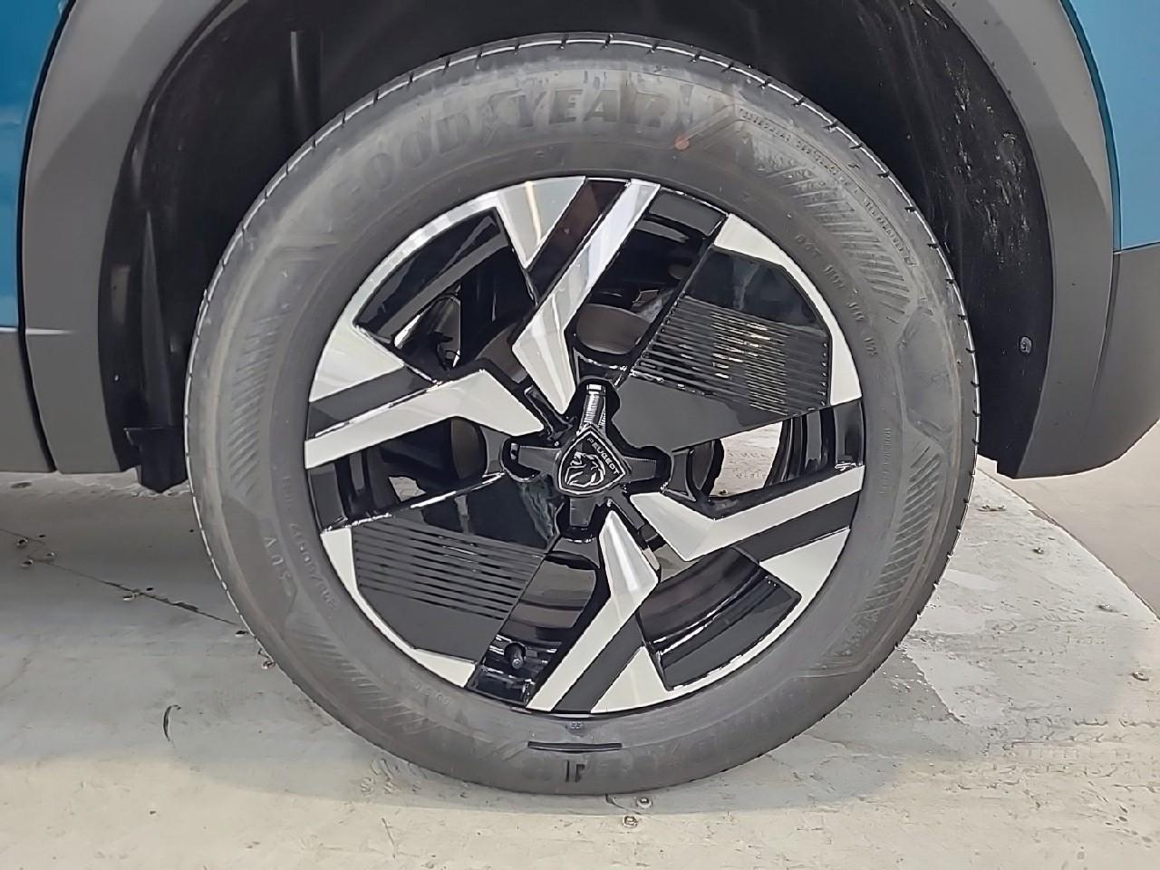 Peugeot 2008 hybrid 145 e-dcs6 allure — photo 16