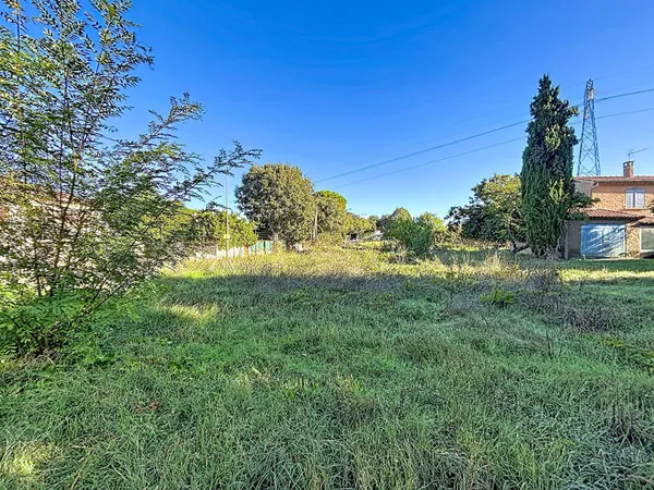 terrain à bâtir plat, viabilité en bordure de 660m² sur la commune de GARDANNE (13120)