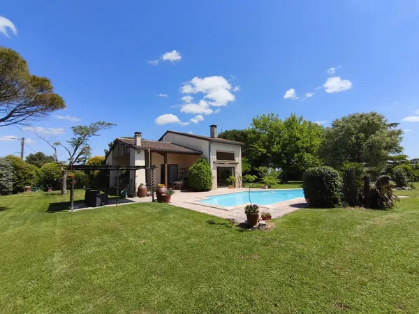 Maison T5 bis de 184 m2 avec piscine et sous-sol total avec