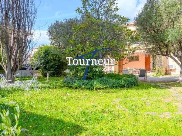 RARE SANARY HYPERCENTRE VILLA DE 151M2 SUR 1288M2 DE TERRAIN AU