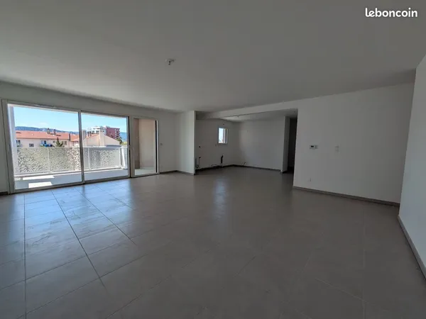 Appartement récent de 110 m² type 4 avec terrasse