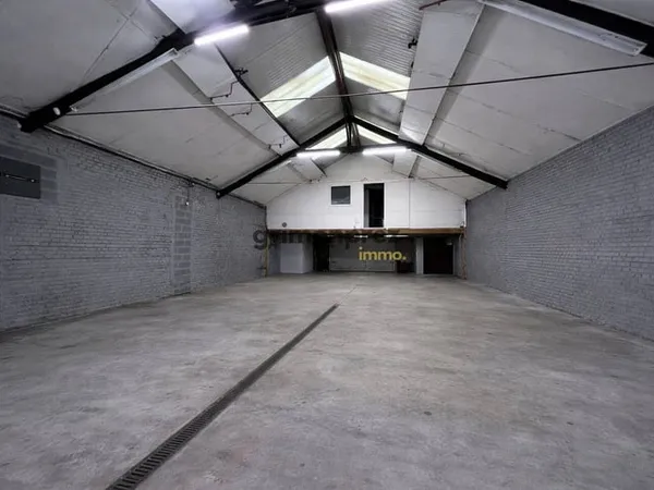 Entrepôt 160 m²