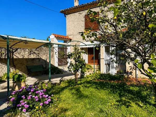 VENCE - RARE, Maison de ville 3P à rénover, terrain 300m2