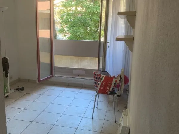 Studio clair 17m2 balcon et pking