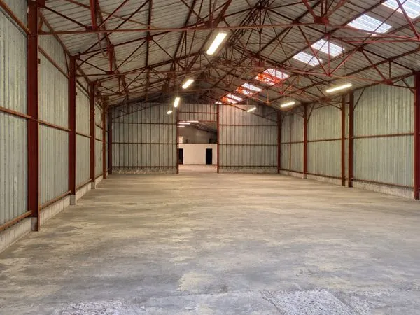 Entrepôt / bâtiment de stockage 800 m² - Accès poids lourds - Vente ou location - Proche A62