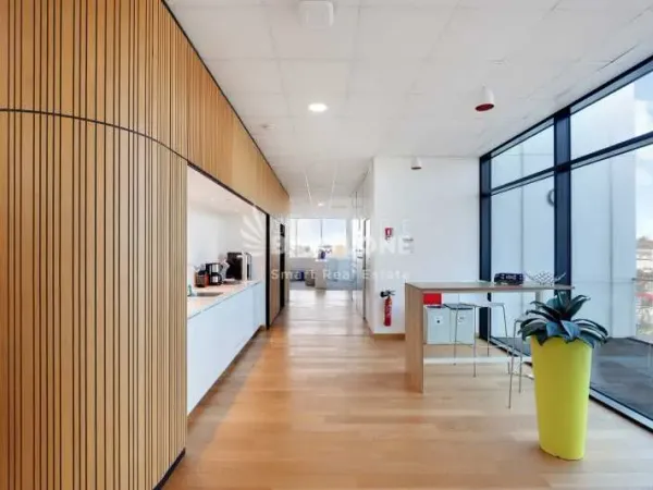 Bureaux dans un immeuble moderne