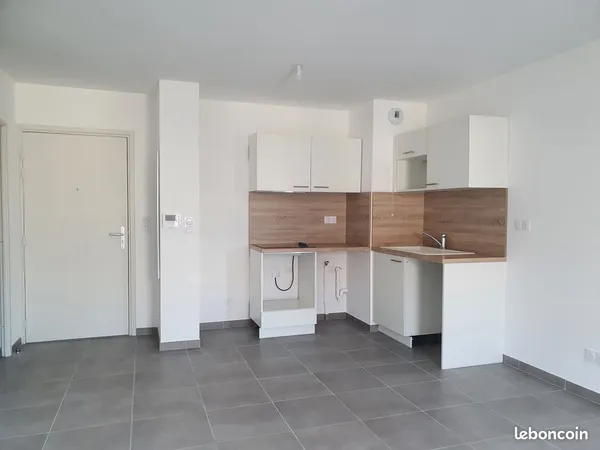 à louer - t2 récent avec loggia - saint-martin-de-crau