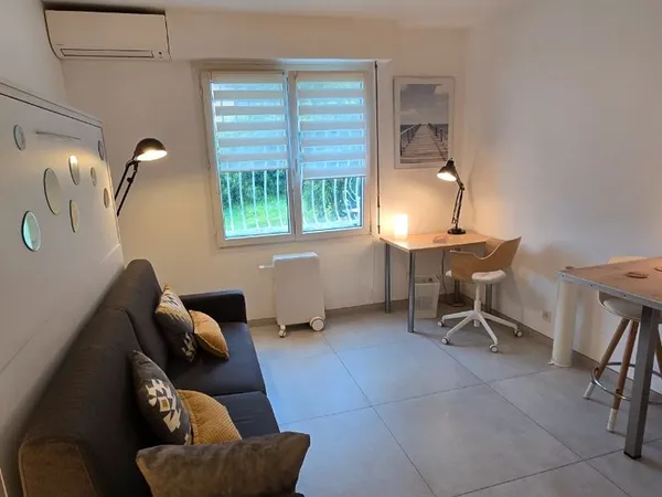 Loué studio meublé 21 M2 bail un an minimum + CDI