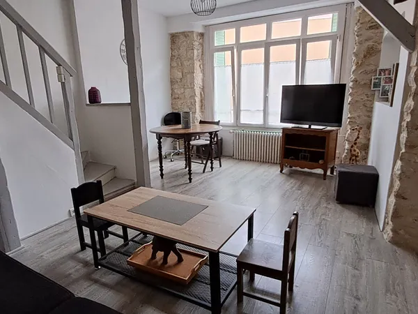 Maison de ville lumineuse de 70 m2 en centre ville d'Etampes avec une terrasse et une cave