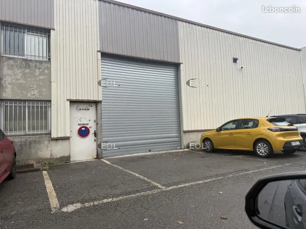 Local bureaux 776 m²