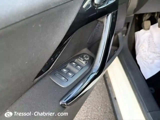 Peugeot 2008 puretech 82ch s&amp;s bvm5 signature — photo 28