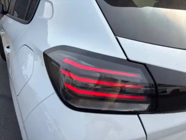 Peugeot 208 hybrid 110 ch e-dcs6 — photo 17