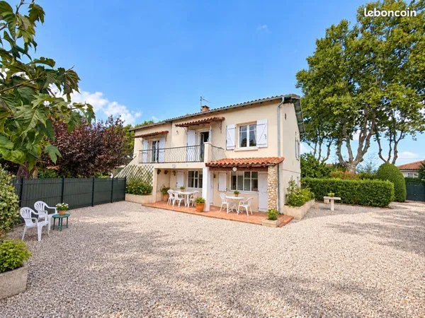 T2 bas de villa 50 m² avec 330 m² de terrain - Entrée et stationnements privatifs