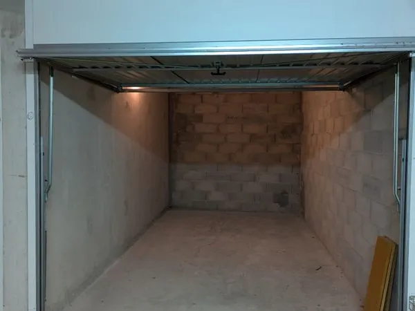 Garage/garde meuble à louer