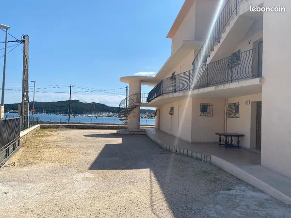 Terrain de 1100 m2 a batir avec un immeuble a demolir