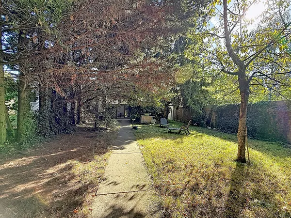 MONTREUIL, PROCHE ROSNY ET DU METRO LA DHUYS, DANS UNE COPROPRIETE A 2, APPARTEMENT AVEC BEAU JARDIN