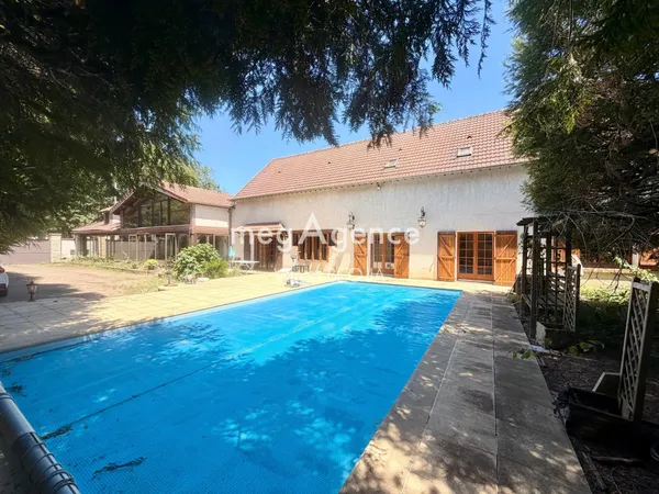 Propriété d'exception au coeur de Sens - 384 m² habitables avec piscine