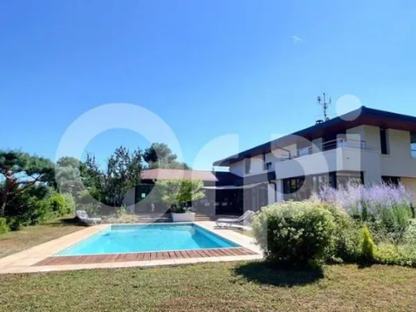 Maison 5 pièces 260 m²