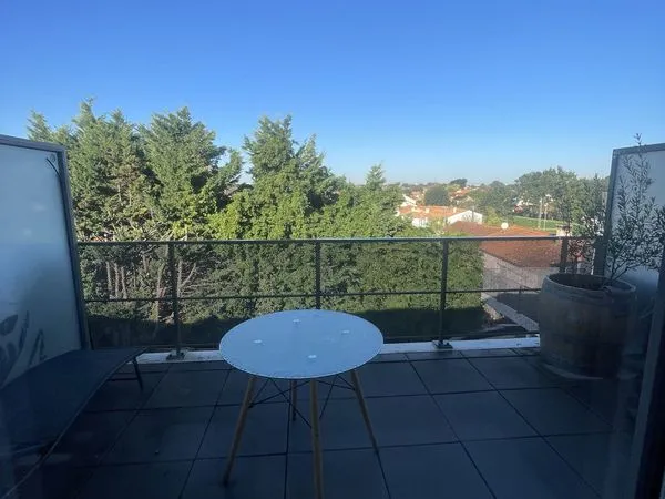 À LOUER - T2 de 41 m² au dernier étage avec terrasse de 10 m² et parking privatif (PINEL)