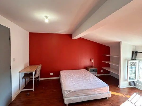 Magnifique chambre meublée avec salle d'eau Privative dans belle maison de ville. Emplacement Numéro