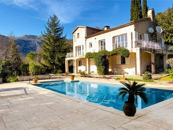 Villa 9 pièces 242 m²