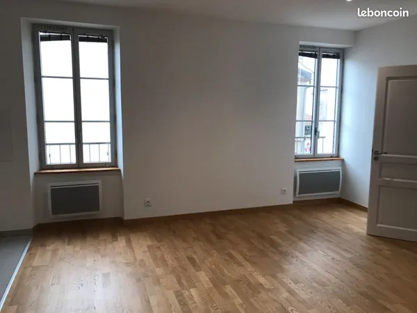 T2 bel immeuble, centre CARBONNE
