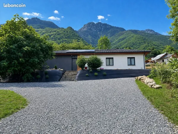 Maison meublée récente 110 m² - 4 chambres - Terrain 2 500 m² - Vue montagnes - Saint-Rémy-de-Maurie