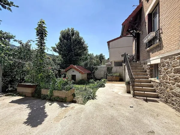 MAISON AVEC GARAGE PARKINGS ET GRAND JARDIN  613 m² DE TERRAIN  VITRY-SUR-SEINE ARDOINES