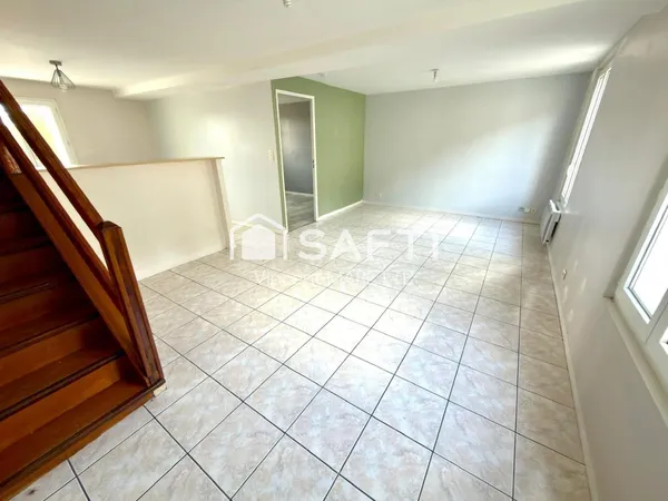 Appartement type maison de ville T3 en duplex, alliant le charme du moderne et de l'ancien.