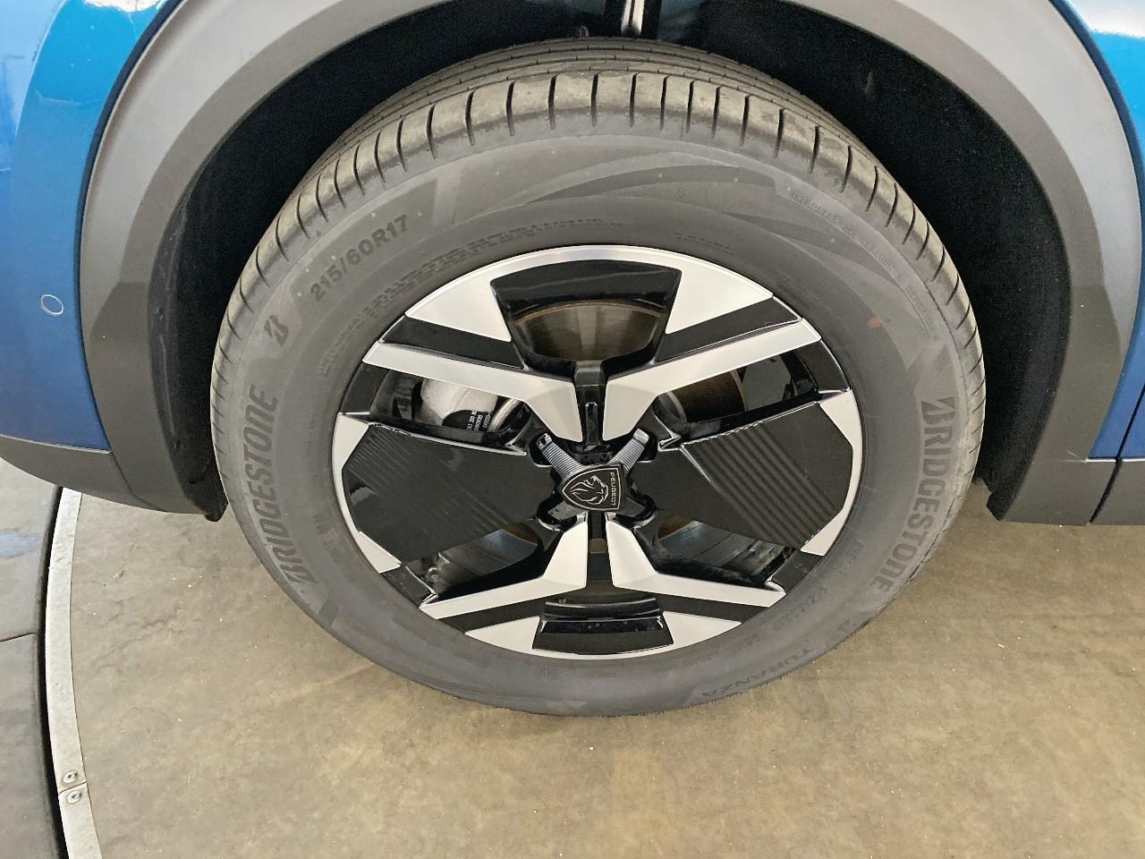 Peugeot 2008 hybrid 145 ch e-dcs6 allure — photo 11