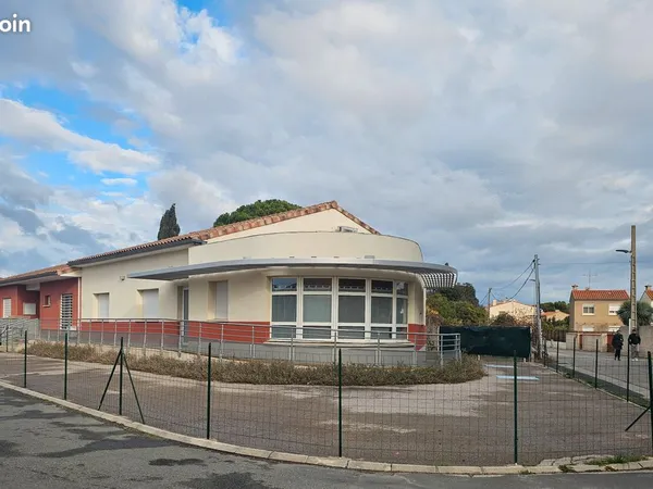 A VENDRE-BATIMENT DE 170 m2 AVEC PARKING ET JARDIN - FORT POTENTIEL