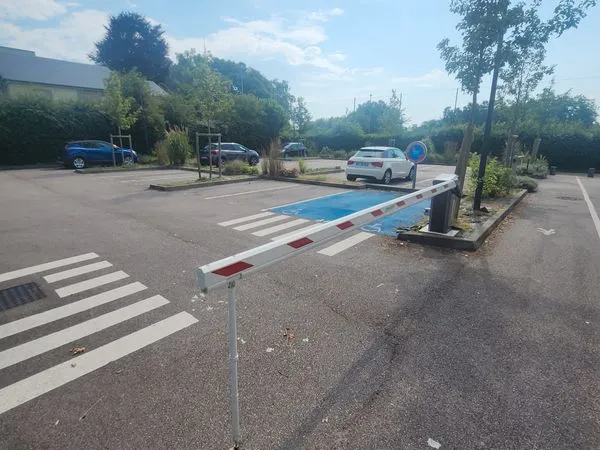 Parking extérieur - barrière télécommandée - Bois-Guillaume