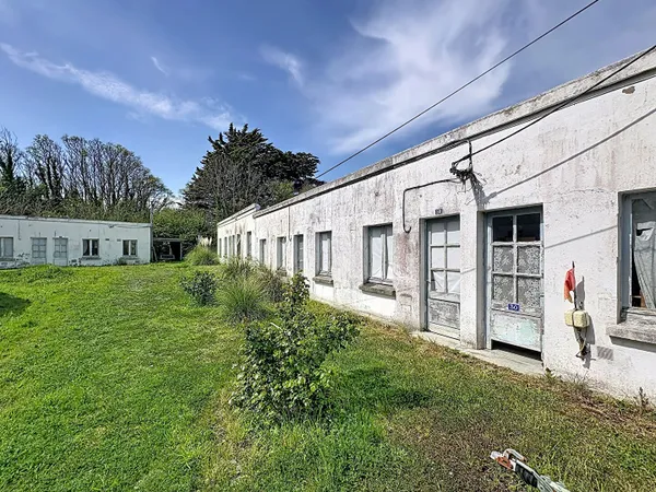A VENDRE - BATIMENTS DE 6 LOTS A LOMENER