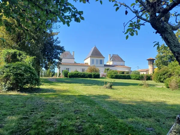 Magnifique château avec vignoble proche de Bordeaux