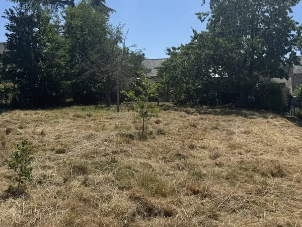 PLANCOET -Terrain plein sud de 591 m2, au calme et à pied de