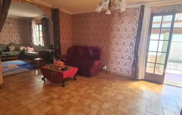 Maison 3 faces de 123 m2 en R+1 + Véranda avec 2 garages et extérieur
