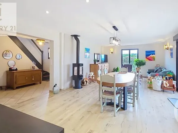 Maison 8 pièces 247 m²