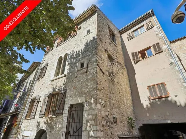 Spacieuse maison de village avec fenêtre du XIIIe siècle dans le