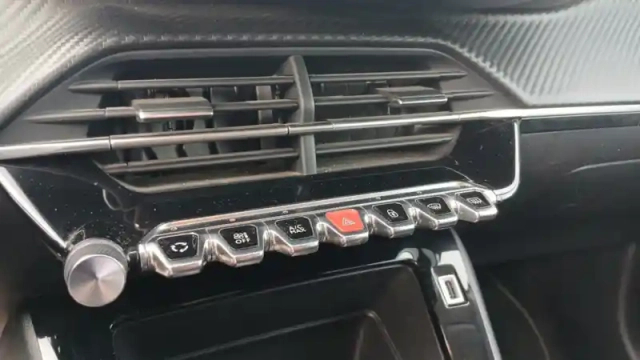 Peugeot 208 puretech 100 s&amp;s bvm6 — photo 22