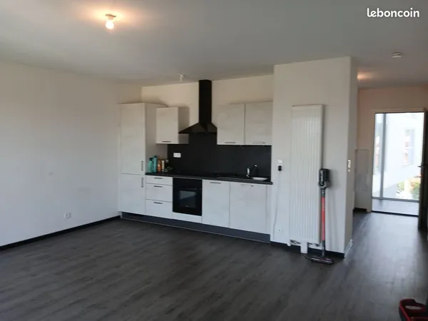 Appartement studio LOUE NON MEUBLE mais avec meuble au calme avec entourage ,proche autoraute, fac b