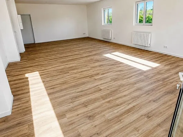Bureau et espace de travail Location Bréal-sous-Montfort 1p 100m² 900€