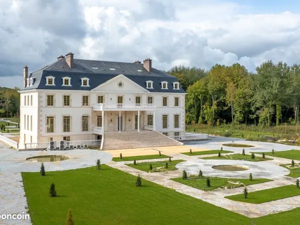Chateau du XVIIe siècles de 13 hectares avec une maison de gardien