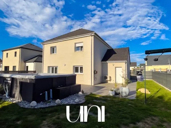 Maison de 5 pièces de 114m2 avec garage - BELLENGREVILLE