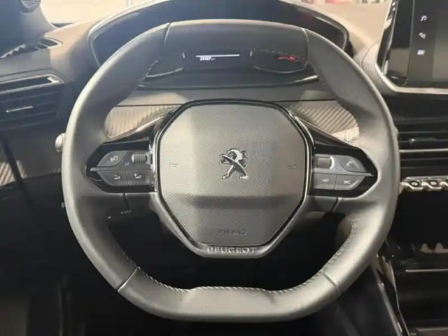 Peugeot 2008 1.2 puretech 100ch s&amp;s allure — photo 6