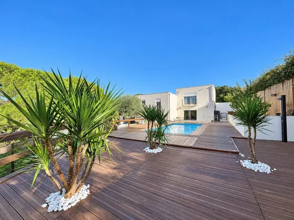 EXCLUSIVITÉ - SPACIEUSE MAISON CONTEMPORAINE AVEC PISCINE À FRÉJUS